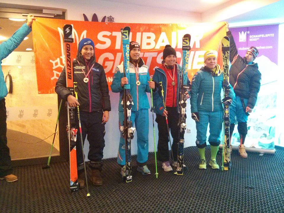 Andrea Zemanová - první zleva - na vyhlášení Mistrovství SX Rakouska